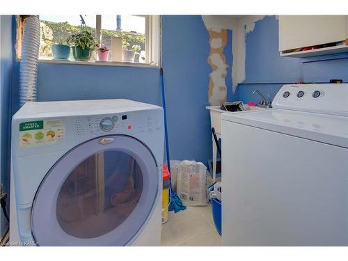 370 Renda Street, Kingston, ON - Indoor Photo Showing Laundry Room