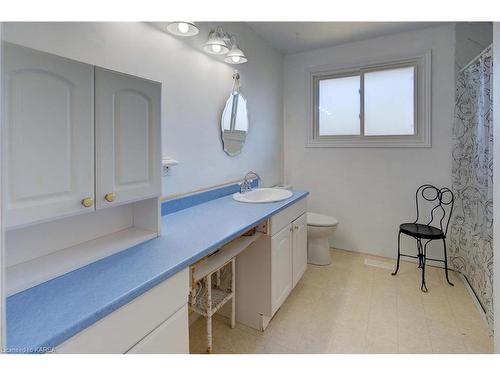 370 Renda Street, Kingston, ON - Indoor Photo Showing Bathroom