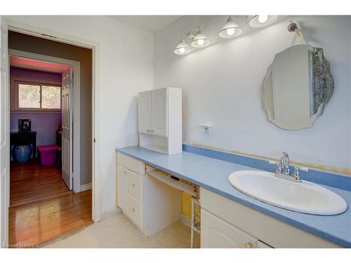 370 Renda Street, Kingston, ON - Indoor Photo Showing Bathroom