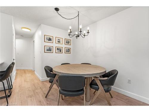 498 Evangeline Avenue, Kingston, ON - Indoor Photo Showing Living Room