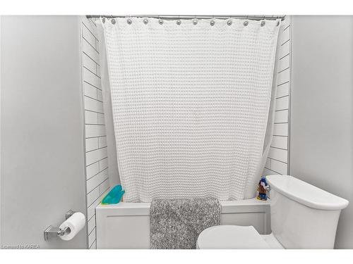 498 Evangeline Avenue, Kingston, ON - Indoor Photo Showing Bathroom
