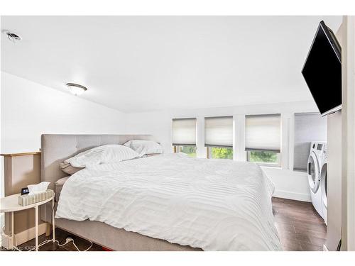 11 Raglan Road, Kingston, ON - Indoor Photo Showing Bedroom