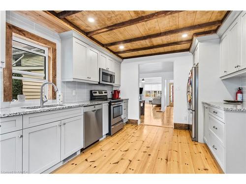 11 Raglan Road, Kingston, ON - Indoor Photo Showing Kitchen