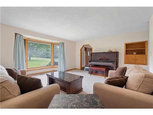 40 Concession Street S, Tamworth, ON - Indoor Photo Showing Living Room