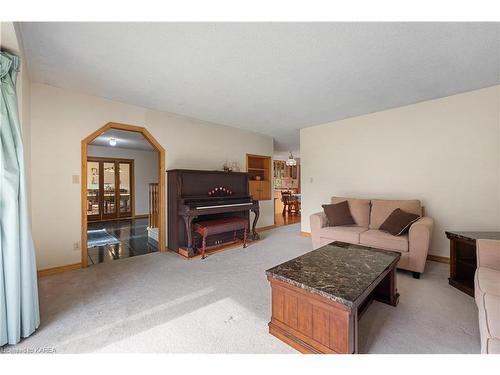 40 Concession Street S, Tamworth, ON - Indoor Photo Showing Living Room