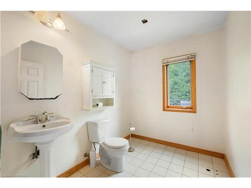 40 Concession Street S, Tamworth, ON - Indoor Photo Showing Bathroom