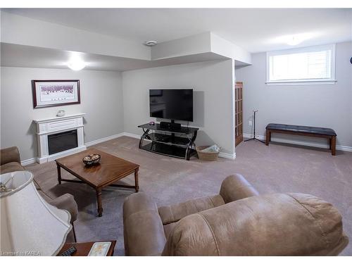 1084 Horizon Drive, Kingston, ON - Indoor Photo Showing Living Room