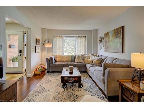 1058 Pembridge Crescent, Kingston, ON - Indoor Photo Showing Living Room