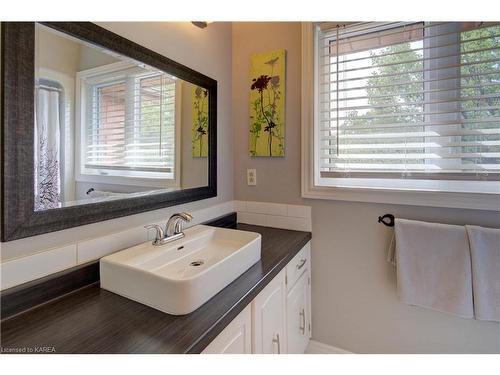 1058 Pembridge Crescent, Kingston, ON - Indoor Photo Showing Bathroom