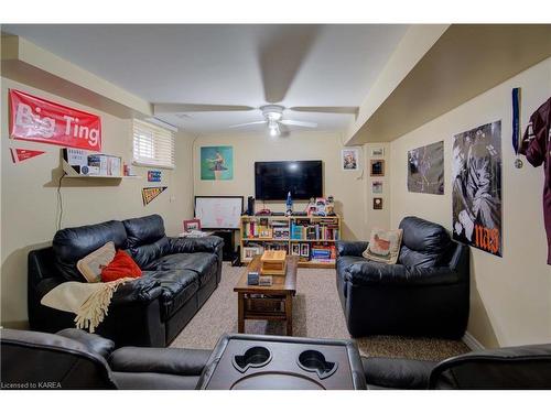 1058 Pembridge Crescent, Kingston, ON - Indoor Photo Showing Living Room