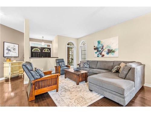 397 Cavendish Crescent, Kingston, ON - Indoor Photo Showing Living Room