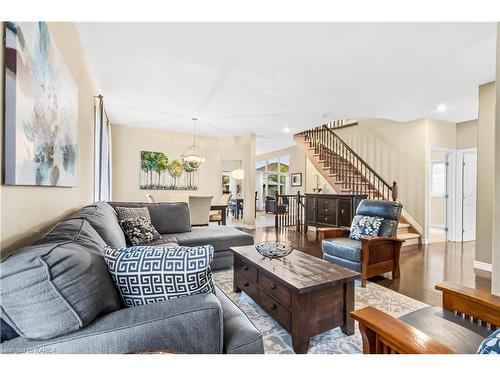 397 Cavendish Crescent, Kingston, ON - Indoor Photo Showing Living Room