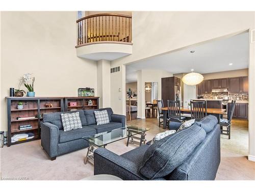 397 Cavendish Crescent, Kingston, ON - Indoor Photo Showing Living Room