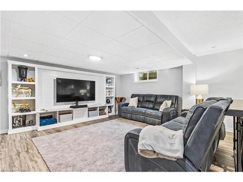 397 Cavendish Crescent, Kingston, ON - Indoor Photo Showing Living Room