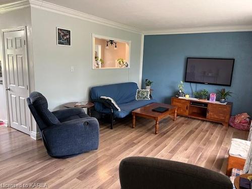 157 Station Road, Gananoque, ON - Indoor Photo Showing Living Room