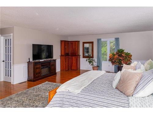 550 Queen Street, Gananoque, ON - Indoor Photo Showing Bedroom