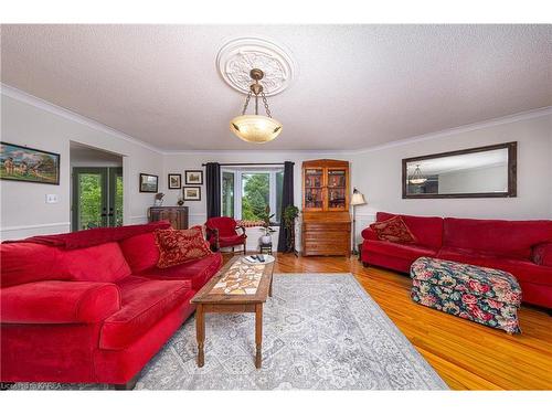 550 Queen Street, Gananoque, ON - Indoor Photo Showing Living Room