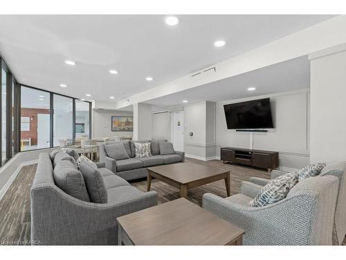 408-165 Ontario Street, Kingston, ON - Indoor Photo Showing Living Room