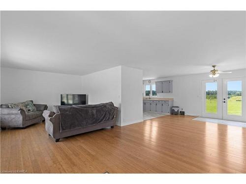 523 County Road 2 E, Gananoque, ON - Indoor Photo Showing Living Room