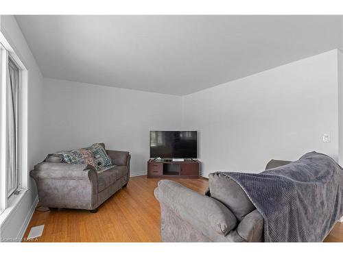 523 County Road 2 E, Gananoque, ON - Indoor Photo Showing Living Room