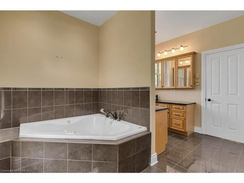 1815 Foxdale Place, Glenburnie, ON - Indoor Photo Showing Bathroom