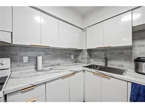 502-745 Davis Drive, Kingston, ON - Indoor Photo Showing Kitchen