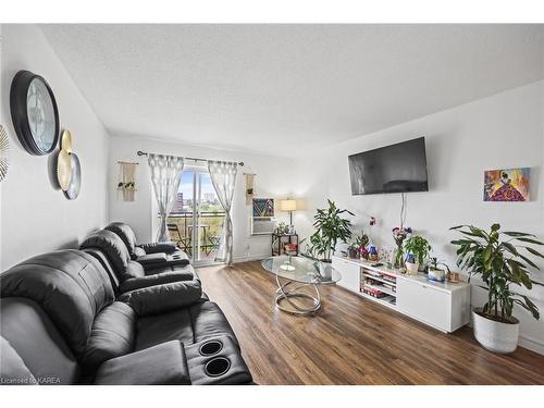 502-745 Davis Drive, Kingston, ON - Indoor Photo Showing Living Room