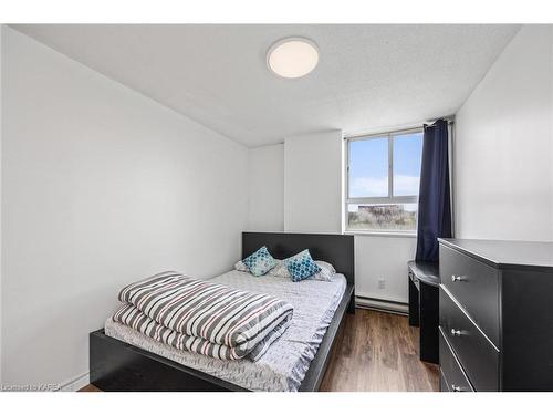 502-745 Davis Drive, Kingston, ON - Indoor Photo Showing Bedroom