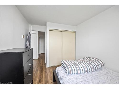 502-745 Davis Drive, Kingston, ON - Indoor Photo Showing Bedroom