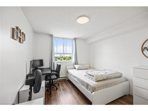 502-745 Davis Drive, Kingston, ON - Indoor Photo Showing Bedroom