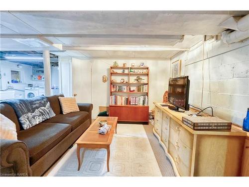 13698 Road 38, Sharbot Lake, ON - Indoor Photo Showing Living Room