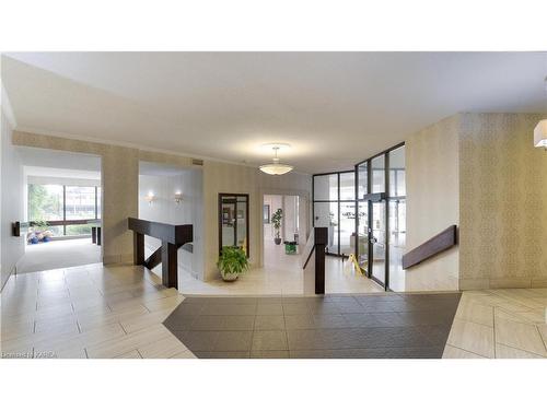 1407-185 Ontario Street, Kingston, ON - Indoor Photo Showing Living Room