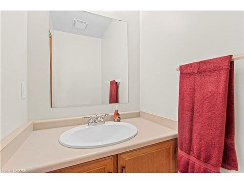 947 Newcastle Street, Kingston, ON - Indoor Photo Showing Bathroom