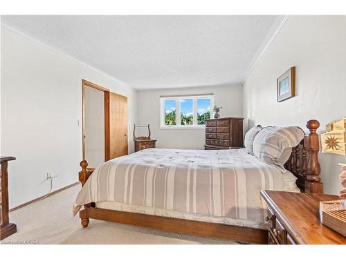 947 Newcastle Street, Kingston, ON - Indoor Photo Showing Bedroom