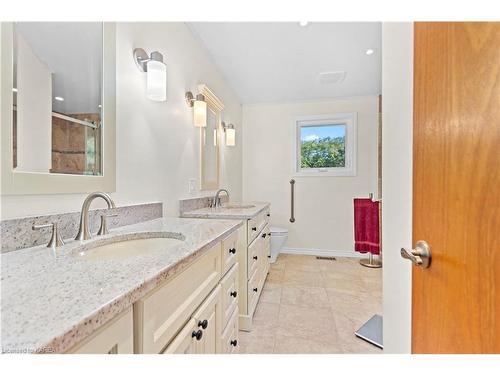 947 Newcastle Street, Kingston, ON - Indoor Photo Showing Bathroom