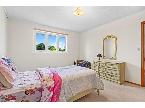 947 Newcastle Street, Kingston, ON - Indoor Photo Showing Bedroom