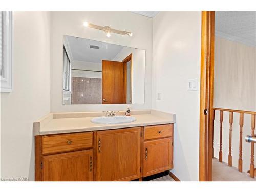 947 Newcastle Street, Kingston, ON - Indoor Photo Showing Bathroom