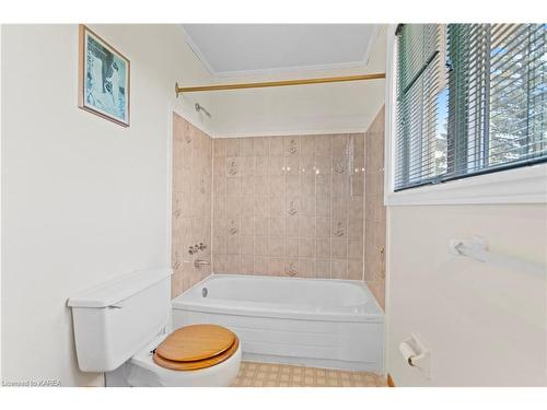 947 Newcastle Street, Kingston, ON - Indoor Photo Showing Bathroom