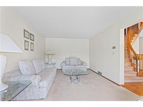 947 Newcastle Street, Kingston, ON - Indoor Photo Showing Living Room