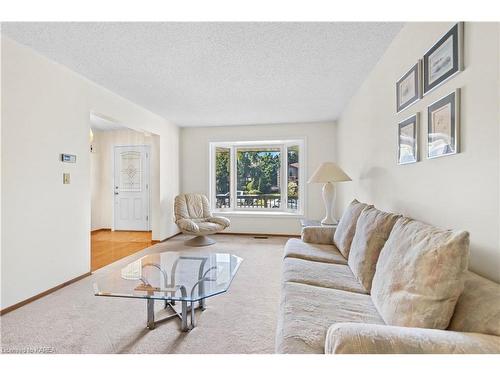 947 Newcastle Street, Kingston, ON - Indoor Photo Showing Living Room