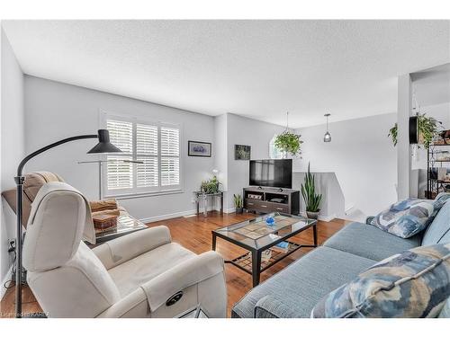 591 Tanner Drive, Kingston, ON - Indoor Photo Showing Living Room