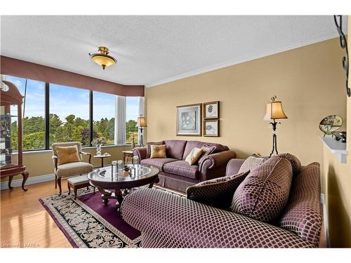 402-1000 King Street W, Kingston, ON - Indoor Photo Showing Living Room