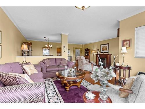 402-1000 King Street W, Kingston, ON - Indoor Photo Showing Living Room