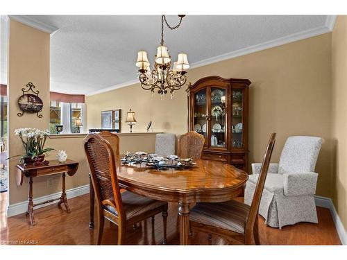 402-1000 King Street W, Kingston, ON - Indoor Photo Showing Dining Room