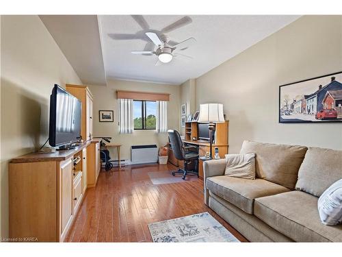 402-1000 King Street W, Kingston, ON - Indoor Photo Showing Living Room