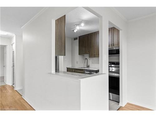 603-14 Greenview Drive, Kingston, ON - Indoor Photo Showing Kitchen