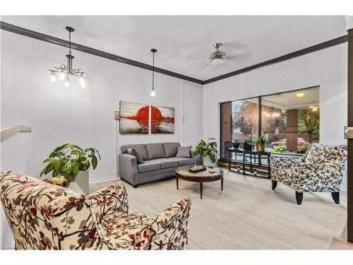 603-14 Greenview Drive, Kingston, ON - Indoor Photo Showing Living Room