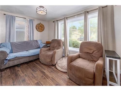 27 Connaught Street, Kingston, ON - Indoor Photo Showing Living Room