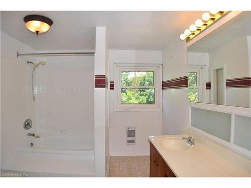 124 County Rd 8, Greater Napanee, ON - Indoor Photo Showing Bathroom