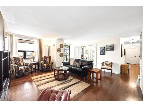 1209-165 Ontario Street, Kingston, ON - Indoor Photo Showing Living Room